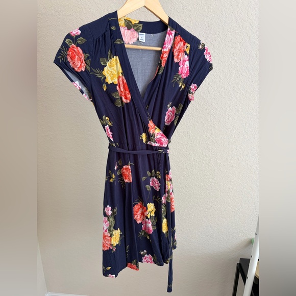 Old Navy Dresses & Skirts - Size XS Old Navy women’s floral wrap dress